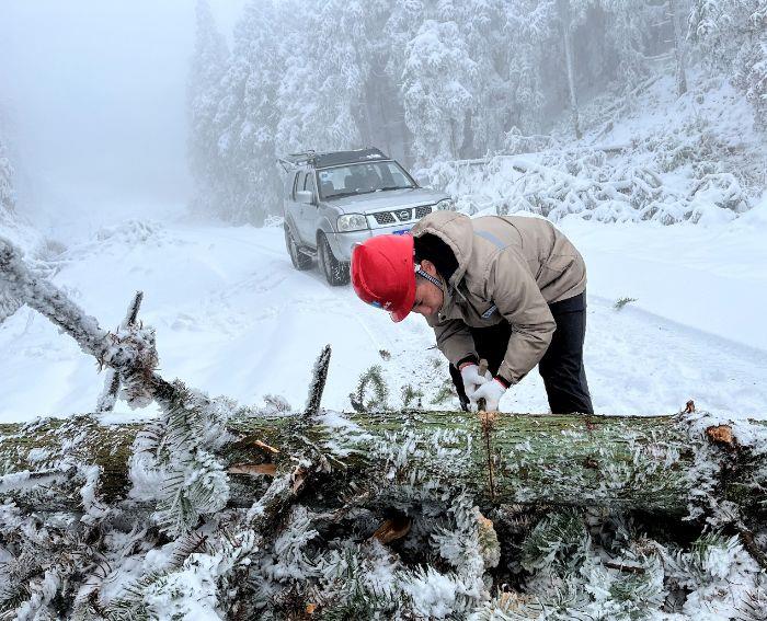 檢修員在通往風(fēng)機(jī)平臺(tái)的途中，清理積雪路障（拍攝者：高述科）