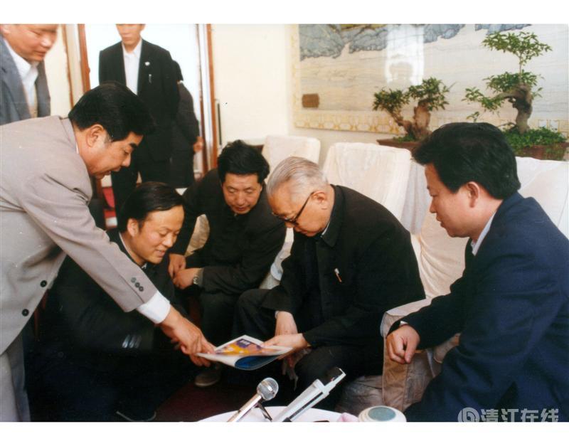 1988年4月，全國(guó)政協(xié)主席李先念在宜昌聽取清江開發(fā)匯報(bào)