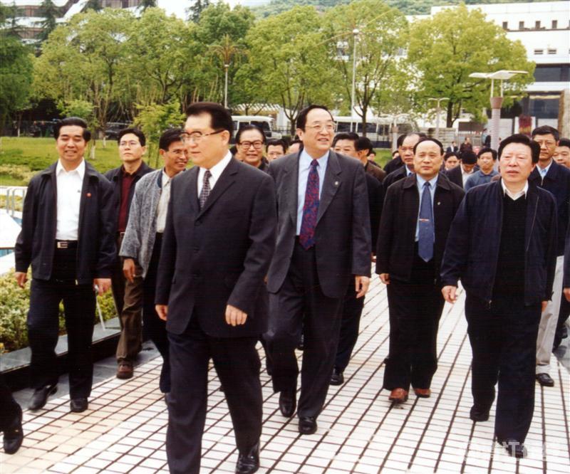 2003年5月，中共中央政治局常委李長(zhǎng)春視察清江